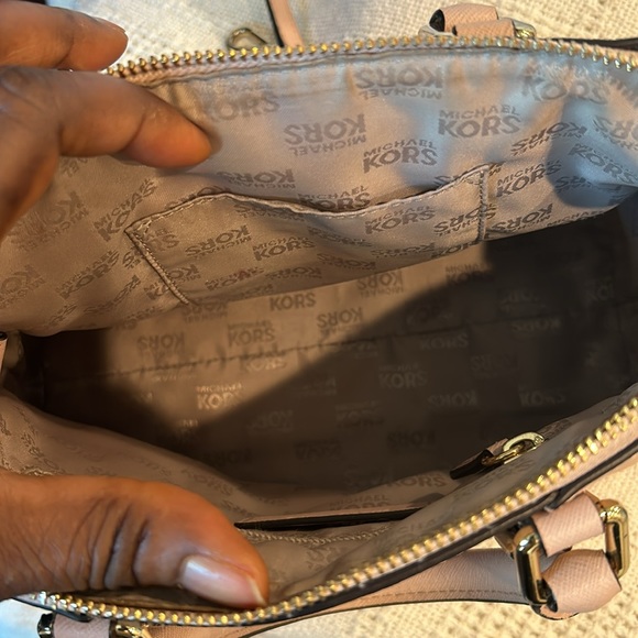 Auth Micheal Kors medium Shoulder Bag with removable and adjustable straps - Picture 5 of 11